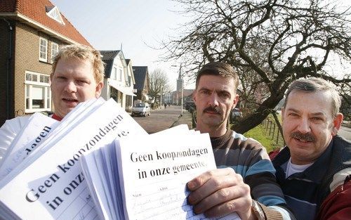 MAURIK – Bijna 2800 inwoners van de gemeente Buren ondertekenden een petitie tegen de zondagsopenstelling van winkels. De kwestie kwam dinsdagavond aan de orde tijdens een voorbereidende raadsvergadering. Foto William Hoogteyling