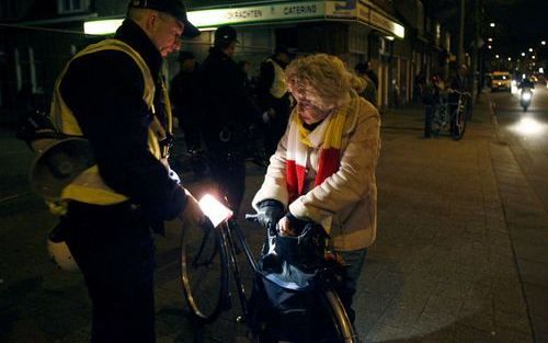 UTRECHT - De wijk Ondiep in Utrecht gaat woensdagavond opnieuw hermetisch op slot. Volgens een woordvoerder van de gemeente zijn dezelfde maatregelen van kracht als afgelopen avond en nacht. Een bewoondster van de wijk Ondiep laat haar legitimatie bewijs 