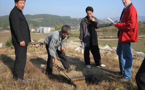 Folkert de Jager (r.) aan het werk met een aantal Noord Koreanen. Foto Rode Kruis