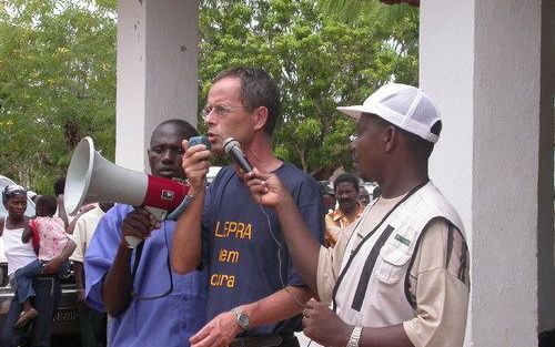 Charles Phaff (m.) houdt een toespraakje op de Internationale Lepradag in het district Angoche in Noord Mozambique, 2004. Foto Charles Phaff