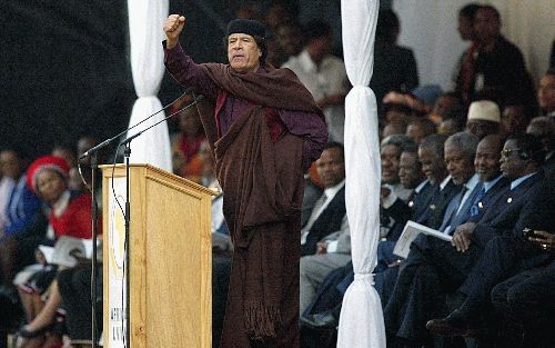 DURBAN - De Libische leider Gaddafi stond dinsdag druk te gebaren tijdens zijn toespraak op de oprichtingsvergadering van de Afrikaanse Unie in het Zuid-Afrikaanse Durban. De organisatie, die 53 leden heeft, vervangt de Organisatie van Afrikaanse Eenheid 