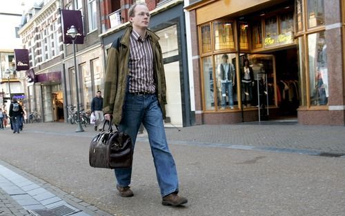 De grote handtas voor mannen is volgens trendwatchers het mannenmodeaccessoire van het seizoen. Foto RD, Sjaak Verboom