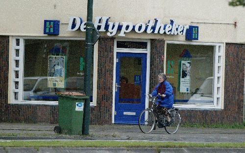 APELDOORN - Het aantal huiseigenaars dat zijn hypotheekverplichtingen niet meer kan voldoen, stijgt met rasse schreden. Vooralsnog hoeft dat niet te leiden tot paniek, meent directeur K. Schiffer van de Nationale Hypotheek Garantie. - Foto RD, Anton Domme