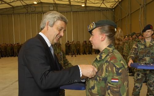 BANJA LUKA – Minister Van Middelkoop van Defensie reikte donderdagmiddag op de militaire basis in Banja Luka in Bosnië Eufor herinneringsmedailles uit aan de Nederlandse eenheid in het land. Het was het eerste werkbezoek van de bewindsman aan een Nederlan