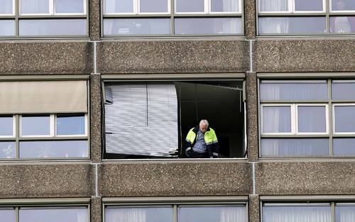 AMSTERDAM - Een explosie heeft vrijdag een woning in een flatgebouw in Amsterdam verwoest. Op het moment van de ontploffing was niemand thuis, waardoor er geen gewonden vielen. In het appartement woedde korte tijd een kleine brand, maar de brandweer kon d