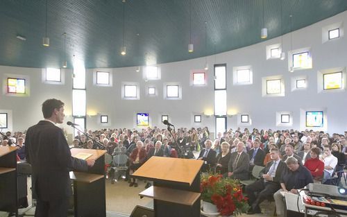 AMERSFOORT – In Amersfoort had vrijdag ter gelegenheid van het 30 jarig bestaan van de Evangelische Hogeschool een symposium plaats over ”geestelijke volwassenheid in een postmoderne tijd”. Oud student prof. dr. G. van den Brink: „De felle, zure, bijtende