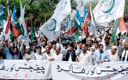 KARACHI – In Pakistan zijn grote protesten ontstaan tegen de schorsing van ’s lands opperrechter, Iftikhar Mohammed Chaudhry. Het is niet helemaal duidelijk waarom de rechter is ontslagen, maar de demonstraties worden gezien als een algemene uiting van on