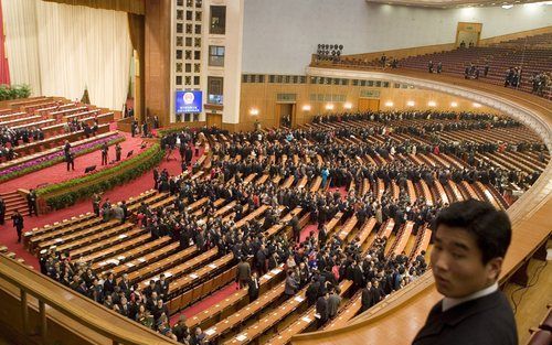 PEKING – Het jaarlijkse Volkscongres in China mag dan een ”afstempelparlement” worden genoemd, toch besloten de meer dan 2800 afgevaardigden deze week het privé eigendom goed te keuren. &#61559;Foto&#61567;EPA