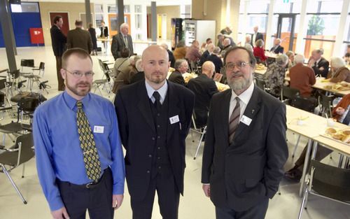 HOEVELAKEN – De poging van de stichting In de Rechte Straat (IRS) om in Polen het Evangelie te verbreiden stuit op tal van hindernissen. V.l.n.r. de Poolse veldwerker Pedro Snoeijer, de uit Polen afkomstige ds. Tomasz Pieczko en ds. Toon Vanhuysse, die vo