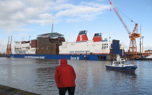 BREMERHAVEN – Bij de Lloyd Werft in Bremerhaven is maandag de Stena Hollandica met 52 meter verlengd. Het nieuwe middenstuk werd in het Kaiser dock II tussen het in tweeën gezaagde schip gevoegd. Volgens Stena Line is het de grootste scheepsverlenging ter