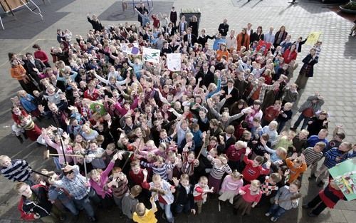 GORINCHEM – De leerlingen van de Ds. Koelmanschool in Gorinchem werkten de afgelopen tijd hard om hun school netjes te maken en te houden. Hun inspanningen werden vandaag beloond met het keurmerk De Schone School. De actie met het bijbehorende certificaat