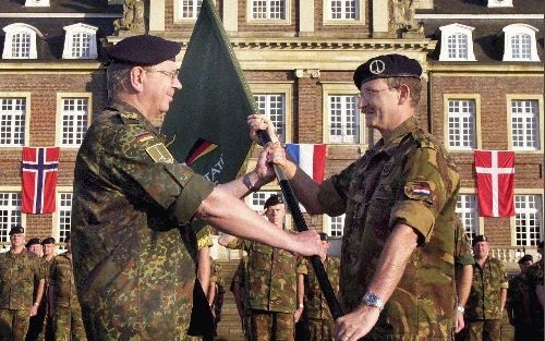 DEN HAAG - De Nederlandse luitenant-generaal Marcel Urlings (r.) draagt het commando van het Duits-Nederlandse legerkorps over aan zijn collega Norbert von Heyst van de Bundeswehr. - Foto ANP