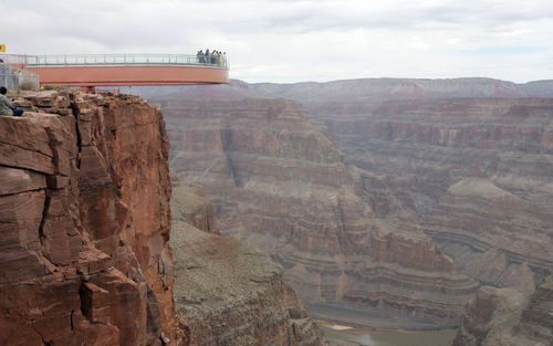 PHOENIX - De ’Skywalk’ hangt 1220 meter boven de afgrond van de Amerikaanse Grand Canyon. Foto ANP