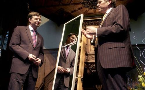 DEN HAAG – Ombudsman Brenninkmeijer bood premier Balkenende dinsdag een grote passpiegel aan. Of de minister president er even in wilde kijken. En de tekst wilde lezen die op de spiegel was aangebracht: “De burger, dat bent u zelf.”