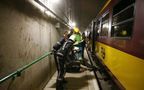 BENTHUIZEN – Hulpverleners buigen zich over een slachtoffer van een in scène gezet treinongeval in de hsl-tunnel onder het Groene Hart. Bij de oefening werden dinsdag 250 figuranten en 100 hulpverleners ingezet. Foto Brandweer Hollands Midden