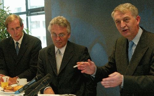 DEN HAAG - Procureur-generaal mr. J. L. de Wijkerslooth (r.) en zijn collega’s mr. J. A. Blok (l.) en mr. J. A. Hulsenbek (m.) tijdens de presentatie van het jaarverslag van het openbaar ministerie woensdag. Het OM wil drugskoeriers direct het land uit ze