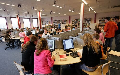 „Leerkrachten moeten de leefwereld van de leerlingen serieus nemen. En in die leefwereld blijken moderne media een rol te spelen. Zij moeten ook kennis hebben van moderne media. En zij moeten in hun media educatie aansluiten bij de belevingswereld van hun