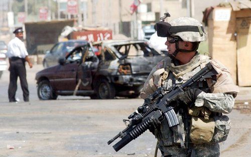 „De feitelijke situatie in Irak ziet er weinig rooskleurig uit. Er woedt een burgeroorlog die al vele levens heeft geëist; tienduizenden vluchtelingen hebben hun heil gezocht in Jordanië en Syrië. De Amerikaanse militaire aanwezigheid kan niet meer op vee