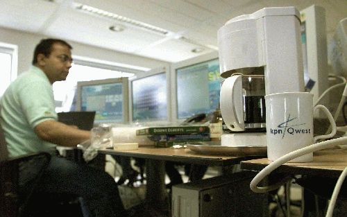 DEN HAAG - De medewerkers die nog bij KPNQwest werken, moeten zelf koffie zetten. Douwe Egberts heeft de koffiemachines al verwijderd. - Foto ANP