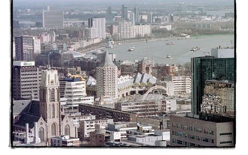 ROTTERDAM – Ds. P. L. de Jong uit Rotterdam: „Het individualisme in de grote stad is een enorme kracht. Zelfs binnen gemeenten hebben mensen vaak niets met elkaar. Ze bidden zelfs met eigen groepjes.” Ds. De Jong was vrijdag in Doorn een van de sprekers o