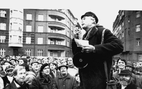 „In de jaren tachtig vond er een verschuiving binnen het beleid van het IKV plaats. Meer en meer werd Charta als natuurlijke partner gezien. Mient Jan Faber sloeg de plank niet helemaal mis toen hij op de vredesdemonstratie in Amsterdam zei dat Charta aan