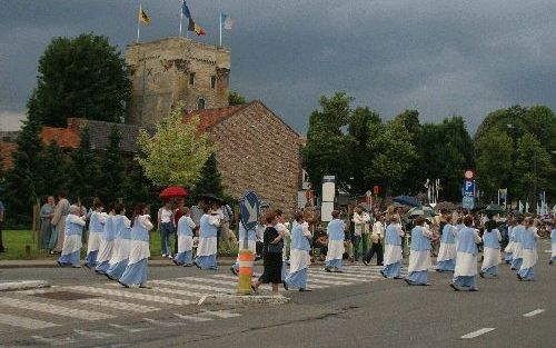 TONGEREN - Deelnemers aan een Mariaprocessie schrijden door de straten van Tongeren. De kroningsfeesten in de Belgische stad brengen dezer dagen zo’n 600.000 mensen op de been. - Foto Cees Buijs