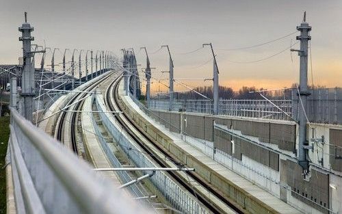 AMSTERDAM – Op de AutoRAI presenteerden de Nederlandse Spoorwegen vandaag NS Hispeed. Het nieuwe bedrijf maakt deel uit van Railteam, een samenwerkingsverband van zeven spoorwegondernemingen dat als doel heeft reizigers „herkenbare kwaliteitsnormen” te bi