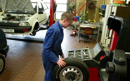 „Beroepsopleidingen zijn er juist om naast de leerling vooral ook het bedrijfsleven te bedienen met nieuwe gekwalificeerde medewerkers. In ons land zijn er Kenniscentra Beroepsonderwijs Bedrijfsleven (KBB’s), waar het bedrijfsleven en het onderwijs elkaar