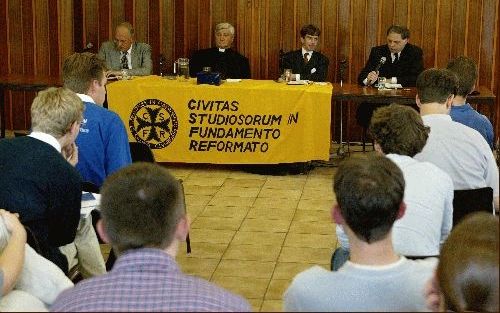 HENGELO - Prof. dr. W. J. Ouweneel (l.), pastoor L. Berger (tweede van links) en ds. M. van Kooten (r.) spraken donderdag voor de zomerconferentie van de CSFR rond het thema ”Schuld, vergeving en vergelding”. Conferentiepreses mr. Cor Verkade (tweede van 