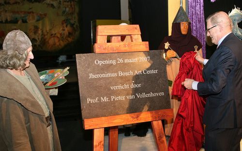 ’s HERTOGENBOSCH – Onder toeziend oog van Jeroen Bosch opende prof. mr. Pieter van Vollenhoven in de Brabantse hoofdstad gisteren het Jheronimus Bosch Art Center.