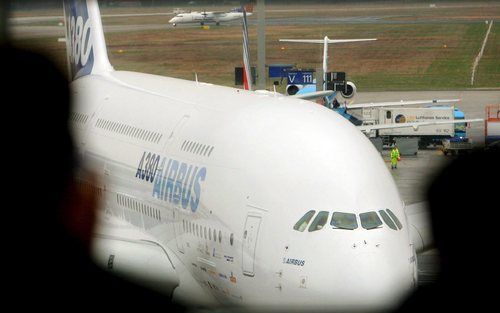 FRANKFURT – Een Airbus A380 op de luchthaven van Frankfurt. Het toestel vloog gisteren een testvlucht met passagiers aan boord van Washington Dulles naar Europa. Met een vlucht via München keert de superjumbo vandaag terug op het honk in Toulouse. Foto EP