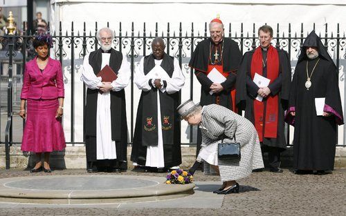 LONDEN - Onder het toeziend oog van een aantal kerkelijke hoogwaardigheidsbekleders legde koningin Elizabeth dinsdag een krans nadat ze in de in Westminster Abbey in Londen een dienst had bijgewoond ter ere van de 200e verjaardag van de afschaffing van de