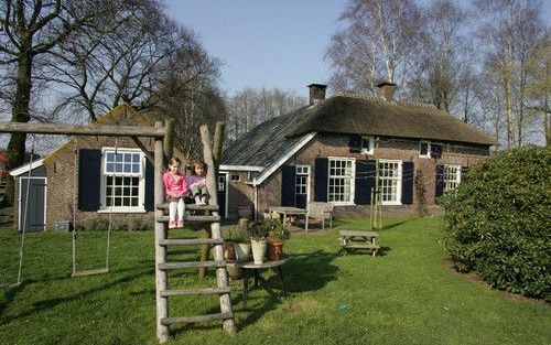 Wonen in een boerderij vraagt soms creatieve oplossingen. Een stal in het onderkomen van Gert en Nanette Scheuter uit Stroe is nu kinderkamer. De voederbak fungeert als commode. Foto’s RD, Anton Dommerholt