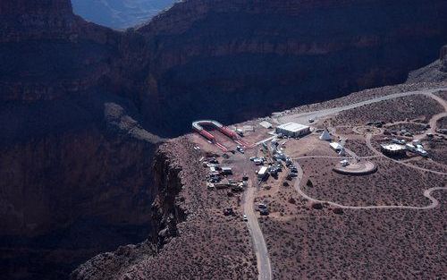 Een luchtopname van de Grand Canyon Skywalk. De Hualapai hopen op 3 miljoen bezoekers per jaar, want met het opvallende landschapselement wil de indianenstam inkomsten voor het reservaat verwerven. Foto ANP¶