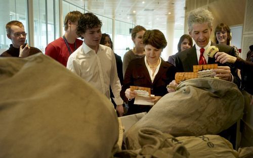 DEN HAAG – Minister Plasterk (r.) en staatssecretaris Van Bijsterveldt (m.) van Onderwijs ontvingen vanmorgen een petitie tegen het slechte onderwijs op mbo en hbo scholen. Foto Gerhard van Roon