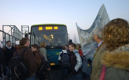 TERNEUZEN – Leerlingen van het Calvijn College en het Groen College in Goes blokkeerden maandagmorgen de eerste bus vanuit Terneuzen richting school. Zij protesteerden daarmee tegen het tekort aan bussen op het busstation in Terneuzen. Elke morgen is het 