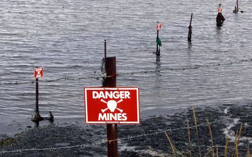 STANLEY – Een bord waarschuwt in een baai bij de plaats Stanley op de Falklandeilanden voor de aanwezigheid van mijnen. Sinds het einde van de Falklandoorlog tussen Groot Brittannië en Argentinië in 1982 liggen er in het gebied nog zo’n 25.000 mijnen die 