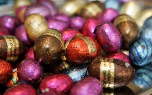 ROTTERDAM – Belgische chocolade en seizoensproducten zoals paaseitjes vormen de specialiteit van chocoladefabrikant Baronie De Heer bv in Rotterdam. Commercieel directeur Jean Marie van Logtestijn: „Ik houd van dit vak. We verkopen een product waar velen 