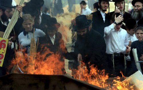 JERUZALEM – Joden in Israël treffen voorbereidingen voor Pesach. De zuurdesem wordt verbrand. Foto EPA