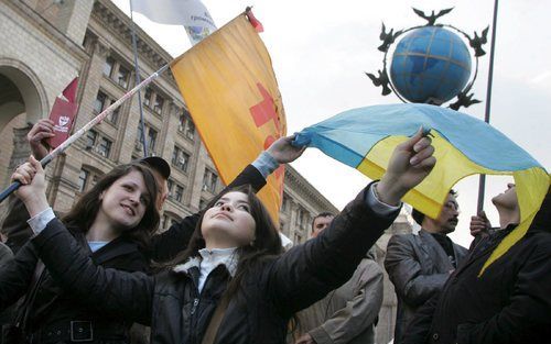 KIEV – Aanhangers van de de Oekraïense oppositieleider Viktor Janoekovitsj betuigden dinsdag in Kiev hun steun aan het parlement. Na het besluit van president Viktor Joesjtsjenko om het parlement te ontbinden, verkeert Oekraïne in de grootste politieke cr