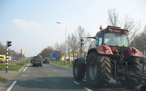 NOORDOOSTPOLDER – In Ens staan verbodsborden voor trekkers. Landbouwvoertuigen moeten hier het fietspad nemen. Veel gemeenten hebben last van landbouwverkeer. Volgens Veilig Verkeer Nederland zorgen de zware landbouwvoertuigen voor onveilige situaties. Fo