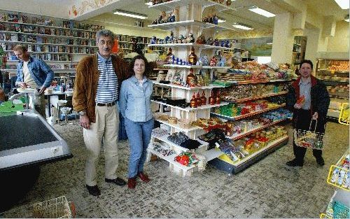 AMSTELVEEN - De grootste Russische supermarkt van de Benelux staat in Amstelveen. Er zijn vele Russische producten te koop zoals smetana, borsj, kaviaar, piwo, literatuur, films en muziek. Op de foto eigenaar Wladimir Batoian en zijn vrouw Natasja in de w