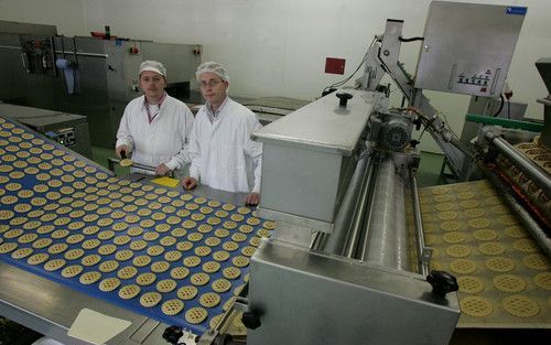 SCHERPENZEEL – Anthony (l.) en Jan Willem (r.) van Snippenberg zwaaien samen met hun broer Maarten de scepter over familiebedrijf De Molen Banket. Het bekendste artikel van de industriële bakkerij is –mede door verkoopacties die verenigingen, kerken en st