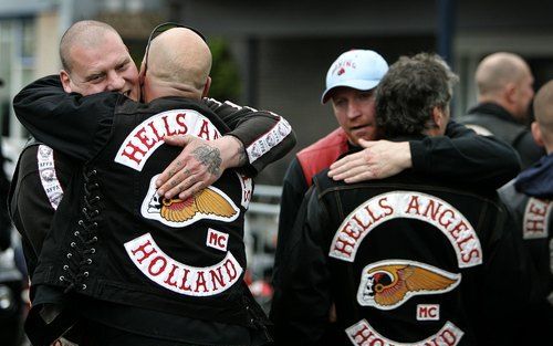 AMSTERDAM - Woensdag is in de bunker in Amsterdam-Osdorp uitspraak verbodsverklaring Hells Angels. Blije Hells Angels omhelzen elkaar na afloop van uitspraak. Foto ANP