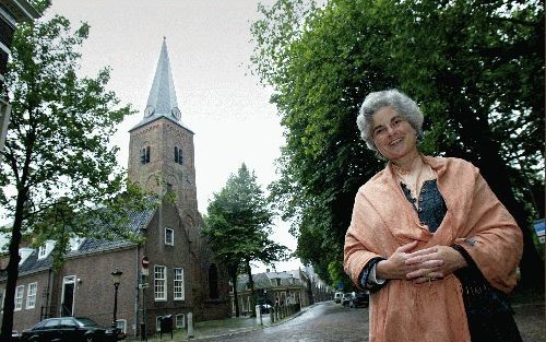 UTRECHT - Kerkhistorica en gids mevrouw Llewellyn Bogaers, hier voor de remonstrantse Geertekerk in Utrecht, startte vijf jaar geleden onder de naam ”Levend Verleden” met historische wandelingen door de domstad. Al vertellend voert ze je naar verstilde ho