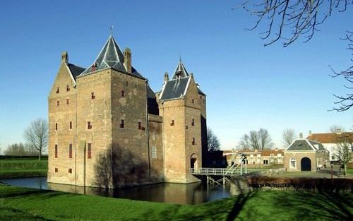 POEDEROIJEN – Tijdens de 26e editie van het Museumweekend worden de zintuigen dit jaar op verschillende manieren geprikkeld. Zo is op Slot Loevestein (foto) een groot aantal opgegraven voorwerpen te bewonderen. Caroline Bunnig, medewerker van de Museumver