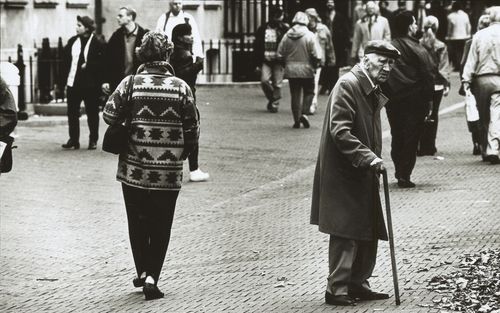 De wandelstok was decennia geleden een bekende verschijning. De rollator lijkt dit hulpmiddel verdrongen te hebben. Toch gaan er jaarlijks duizenden wandelstokken over de toonbank. Foto’s RD, Henk Visscher.