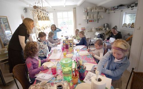 Steeds vaker worden kinderverjaardagen buiten de deur gevierd. Op internet zijn talloze feestarrangementen te vinden, voor alle leeftijden en voor elke portefeuille. In keramiekatelier Donkeyfour van Annette van Dijk (l.) in Maarn kunnen kinderen een orig