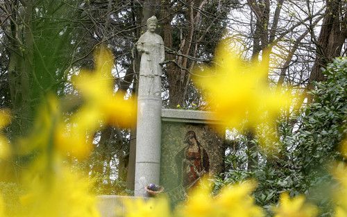 Vlak bij het spoor staat het Emmamonument. De koningin moeder vertoefde graag op Paleis Soestdijk. Foto's RD, Anton Dommerholt