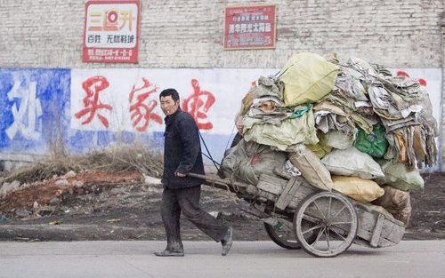 PEKING – Een Chinese man met een kar afval. Hij hoopt hiervan nog het een en ander te recyclen. De snelle groei die China doormaakt, gaat gepaard met sociale spanningen. Het land zal daar een antwoord op moeten blijven vinden, zegt ambassadeur Xue Hanqin.